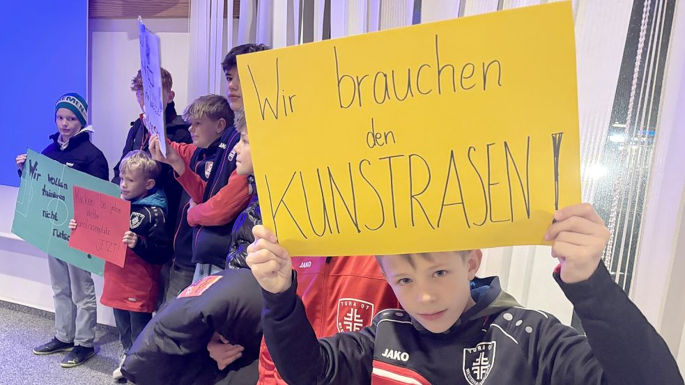 Kinder und Jugendliche von Sportvereinen machten sich im November 2025 vor einer Sitzung im Rathaus in Rhauderfehn für einen Kunstrasenplatz stark – vermutlich vergebens. Foto: Archiv/Henrik Zein