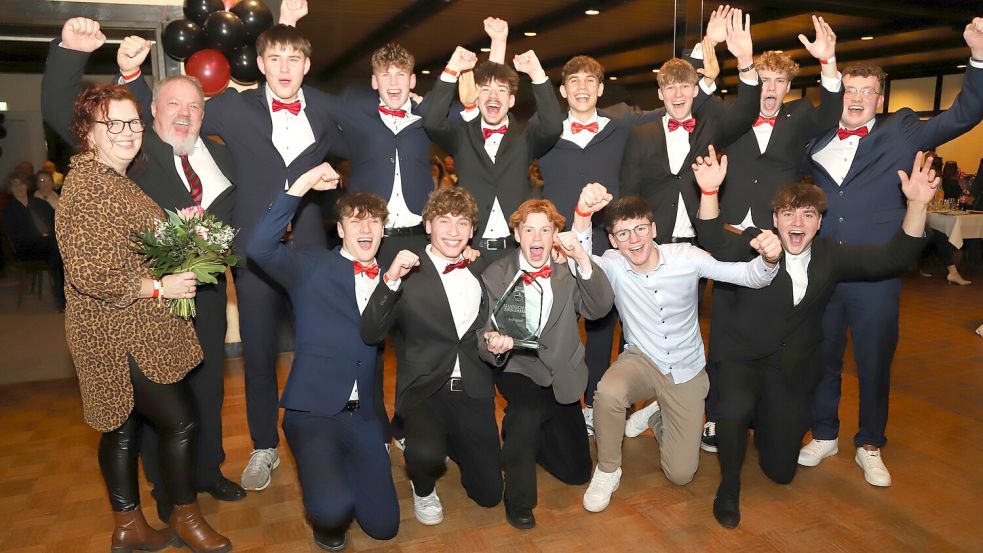 Jubel herrschte bei der A-Jugendspielgemeinschaft HaBaFehn über die Ehrung als „Mannschaft des Jahres“ beim Sportlerball. Die Mannschaft verbuchte den Staffelsieg und stand im Endspiel des Kreispokals. Diese Saison hat sich die Mannschaft für die OM-Liga qualifiziert.