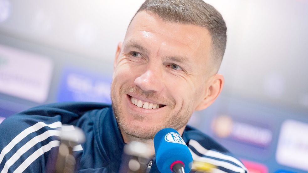 Komplett auf Deutsch beantwortete Edin Dzeko bei seiner Vorstellung alle Fragen. Foto: Rolf Vennenbernd/dpa