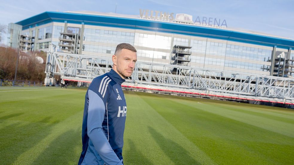 Edin Dzeko will Schalke zum Aufstieg verhelfen. Foto: Rolf Vennenbernd