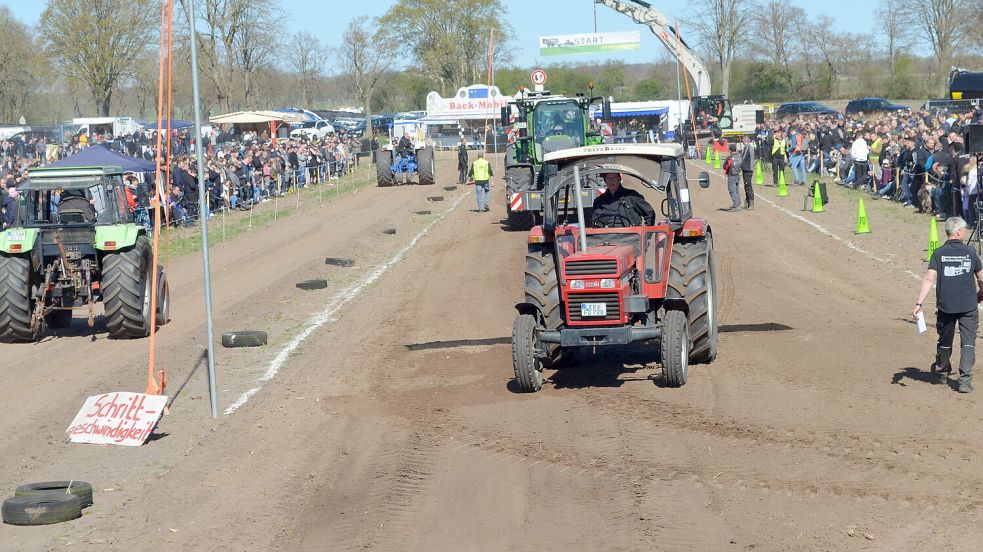 Trecker-Treck in Breinermoor: Hier sitzt der Eigentümer des Feldes mit der Rennstrecke, Johann Schulte aus Breinermoor, selbst auf dem Traktor. Es ist viel los, und Gäste wie Organisatoren freuen sich über einen spannenden Wettkampf bei bestem Wetter und attraktivem Rahmenprogramm. Foto: Fertig