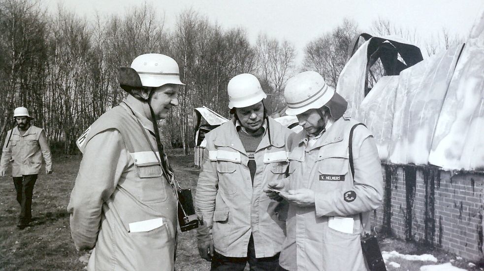 Volkmar Helmers (rechts) im Gespräch mit Egon Taute (links) und Hinrikus Janßen. Foto: GA-Archiv