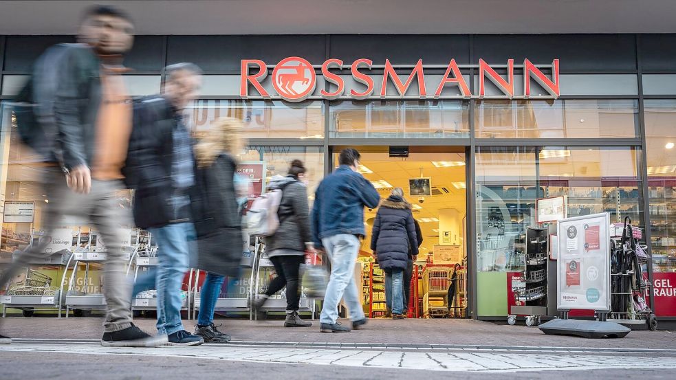 Rossmann gehört nach eigenen Angaben zu den größten Drogeriemarktketten in Europa – und sagt nun den klassischen Apotheken den Kampf an. (Archivbild) Foto: Frank Rumpenhorst