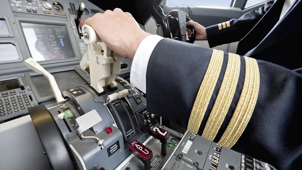 Über Jahre soll sich in Nordamerika ein Mann als Pilot ausgegeben haben, um an kostenlose Flugtickets zu kommen. Foto: IMAGO/Westend61