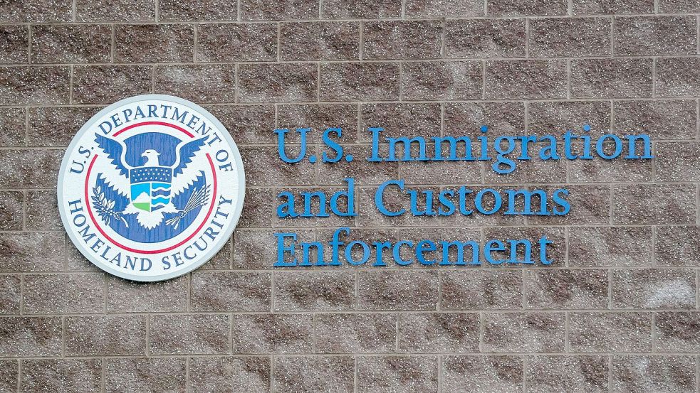 Die Einsätze der Einwanderungsbehörde ICE gegen Migranten sind in den USA schon länger umstritten. (Symbolbild) Foto: Paul Weaver