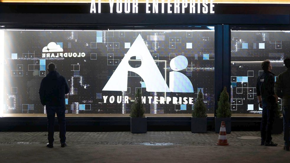 Außerhalb der Kongresshalle ging es vor allem um Künstliche Intelligenz. (Archivbild) Foto: Gian Ehrenzeller/KEYSTONE/dpa