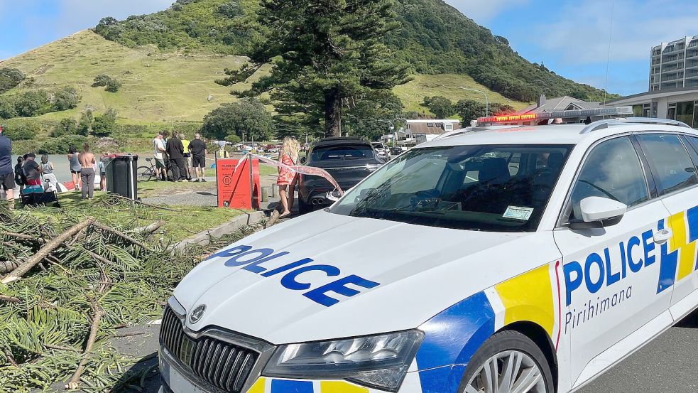 Die Polizei spricht noch von Rettungs- und nicht von Bergungsarbeiten. Foto: STUFF/STUFF/AP/dpa