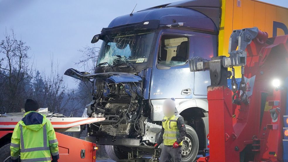 Drei Tote und mindestens elf Verletzte - das ist die vorläufige Bilanz einer Unfallserie auf der A44 im Kreis Paderborn. Foto: Christian Müller/dpa
