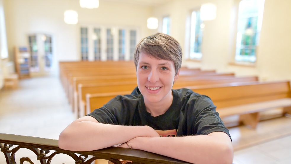 Pastorin Lisa Koens lässt die Gemeinde am Sonntag einen Kriminalfall aufklären. Foto: Klaus Ortgies/Archiv