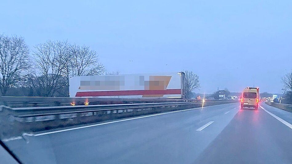 Auf der Autobahn 31 bei Leer hat sich am Morgen ein Lastwagen quergestellt.