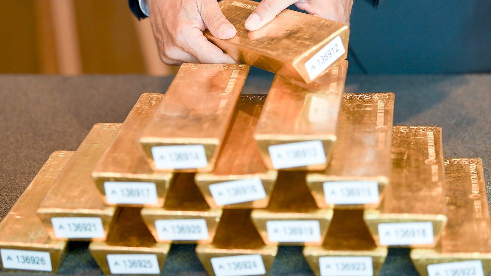 Mehr als ein Drittel der deutschen Goldreserven lagert in den USA. Die Bundesbank verweist darauf, dass sie die Bestände regelmäßig prüft. Hunderte Barren holte sie in den Jahren 2013 bis 2017 nach Deutschland. (Archivbild) Foto: Arne Dedert/dpa