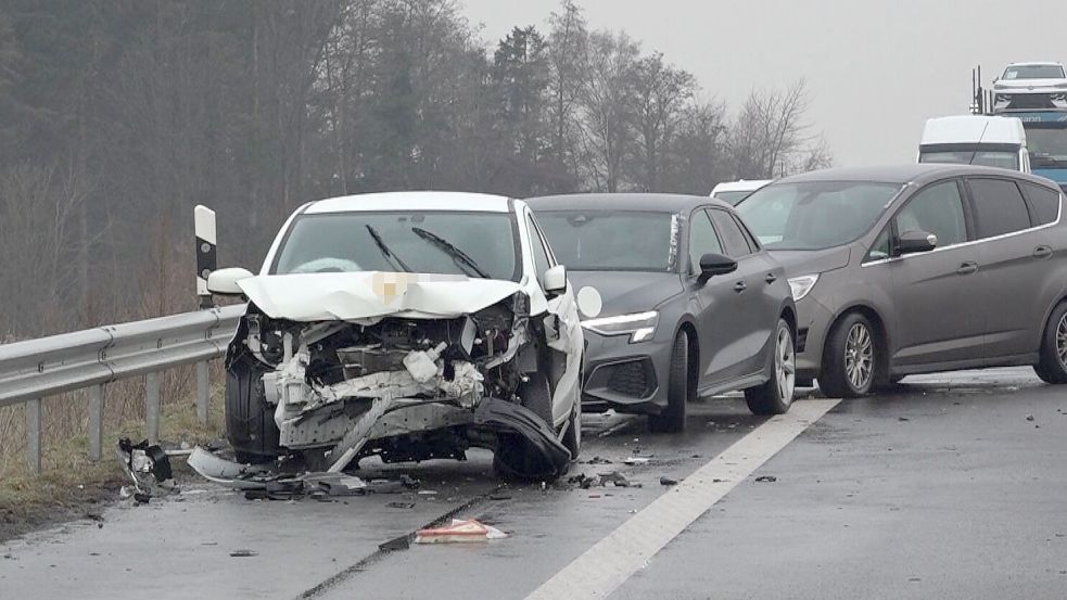 Auf der Autobahn 31 bei zwischen Riepe und Neermoor kam es zu zahlreichen Unfällen. Foto: Frank Loger