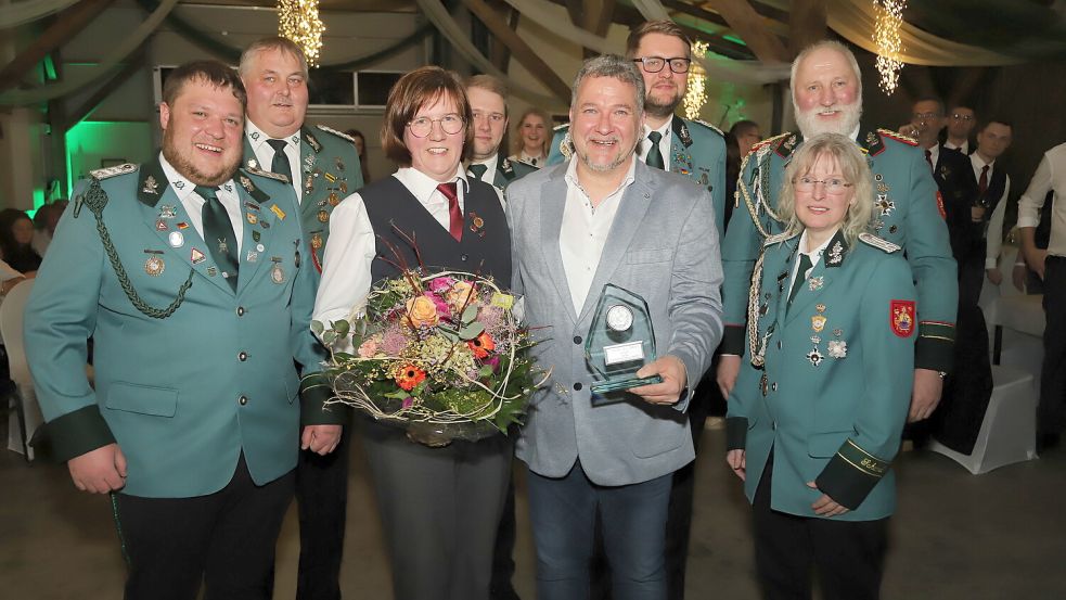 Die Ehrung des Schützen des Jahres beim Schützenverein Hubertus Scharrel (von links): Tobias Kanne, Gerold Bruns, Anne Westerhoff, Hendrik Hinrichs, Frank Westerhoff, Sascha Bruns, Hermann Pörschke, Birgitt Vocks. Foto: Hans Passmann
