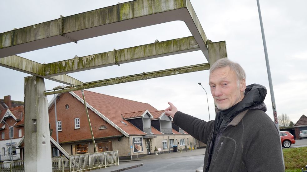 Moin-Mitglied Heinz Giermanns, der im Ortsrat Westrhauderfehn aktiv ist, mahnt an, dass die Gemeinde die Bauwerke in einem gepflegten Zustand halten müsse - besonders, nachdem die Wieken jetzt offiziell in das Verzeichnis der Kulturdenkmale Niedersachsens aufgenommen worden sind. Foto: Astrid Fertig