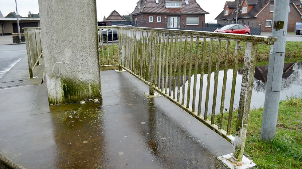 Diese Brücke über den Rajenkanal sieht zwar optisch unschön aus - es ist jedoch kein giftiger Grünspan, der das Metall verschandelt, sondern lediglich gesundheitlich unbedenkliche Algen. Darauf wiesen jetzt mehrere Leser hin. Foto: Astrid Fertig