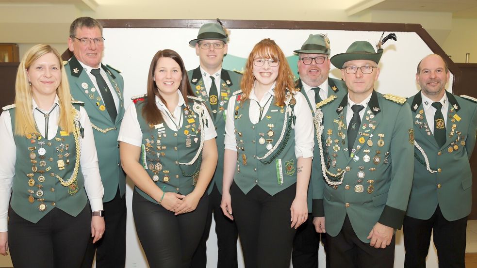 Der neu gewählte Vorstand des Schützenvereins Harkebrügge (von links): Julia Timmermann, Thomas Oeltjenbruns, Saskia Schrand, Marcel Schrand, Maria Klinker, Stephan Pacholke, Andre Eilers, Dirk Neumann. Foto: Hans Passmann
