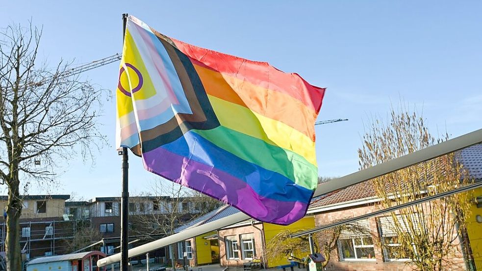 Immer wieder gestohlen: Das Team hat zum wiederholten Male eine neue Regenbogenfahne aufgehängt. Foto: Oliver Hermes