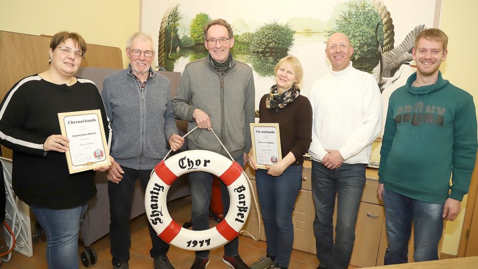 Der gewählte Vorstand des Shanty-Chores Barßel mit den geehrten Mitgliedern (von links): Martina Klinger, Heiner Siemer, Karl Wernke, Margret Dirksen, Andreas Müller, Maik Gröneweg. Foto: Hans Passmann