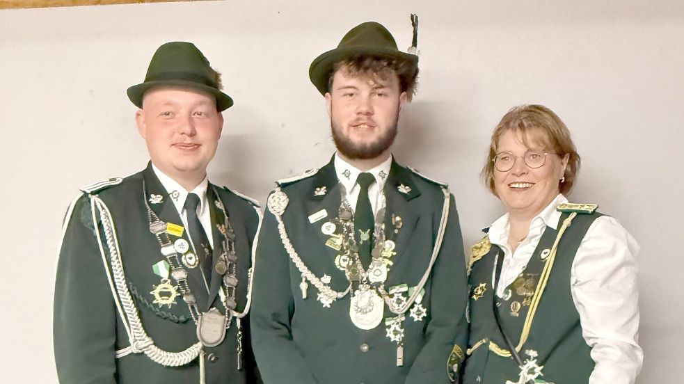 Dorian Reents (von links, Kreisjugendkönig, Bund der Overledinger Schützen), Lasse Reents (Bezirksjugendkönig, Ostfriesischer Schützenbund), Silke Busboom (1. Vorsitzende, SV Eiche Idafehn). Foto: Schützenverein Idafehn