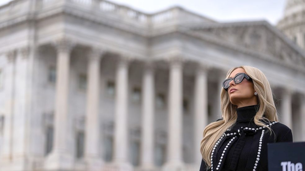 US-Realitystar Paris Hilton will die Rechte von Opfern von KI-generierten pornografischen Inhalten stärken. Foto: Allison Robbert/AP/dpa