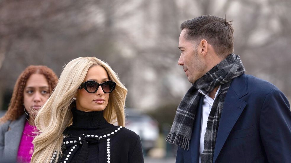 Nach Washington begleitet wurde Hilton von ihrem Ehemann Carter Reum. Foto: Allison Robbert/AP/dpa