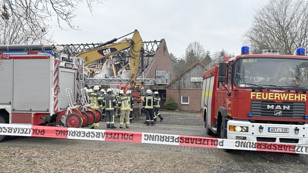 Auch am Freitagmittag sind die Einsatzkräfte vor Ort. Foto: Carmen Leonhard