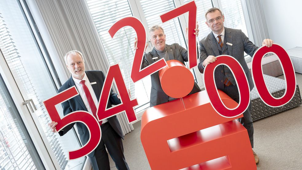 Mit dem Jahr 2025 der Sparkasse Leer-Wittmund sind Vorstandsvorsitzender Carsten Rinne (von links), Pressesprecher Carsten Mohr und der stellvertretende Vorstandsvorsitzende, Ingo Fortkamp sehr zufrieden. Foto: Klaus Ortgies