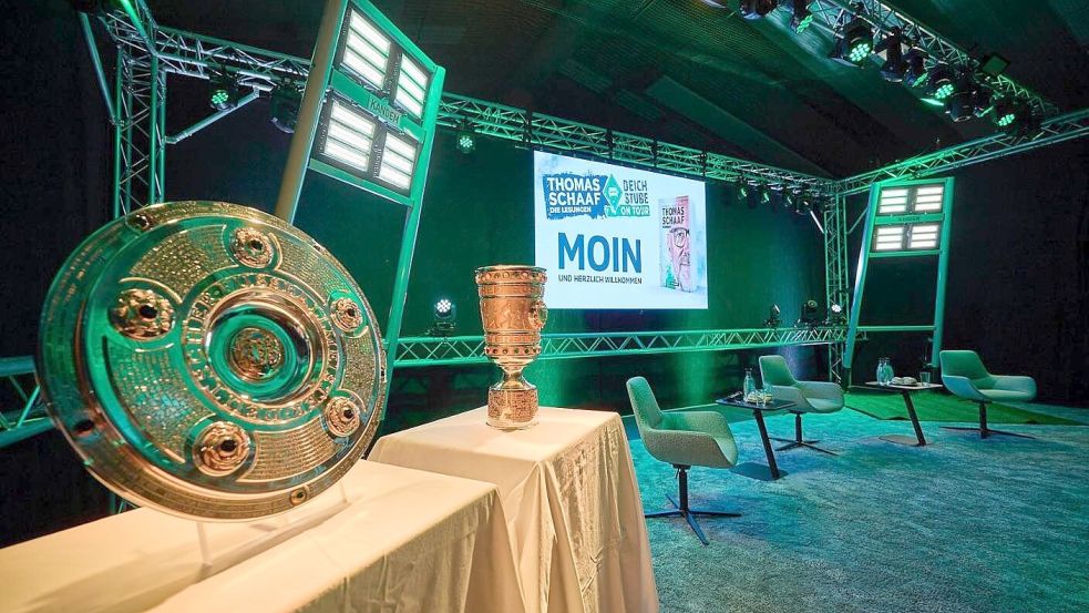 Thomas Schaaf spricht auf einer solchen Bühnenkulisse im Forum am Hansaplatz in Friesoythe über seine Trainerkarriere. Foto: Deichstube