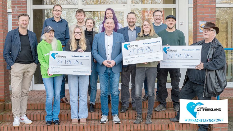 Die offizielle Scheckübergabe fand am vergangenen Dienstag im Verlagshaus in Leer statt. Das Foto zeigt (von links): Stephan Schmidt, Ilona van Santen, Henrik Zein, Marie-Cruz van Santen, Lasse Paulsen, Deike Terhorst, Eva van Loh, Uwe Boden, Malte Mand, Julia Frobenius, Lars Reckermann, Andy Dannecker und Ralf Veltjes. Foto: Klaus Ortgies