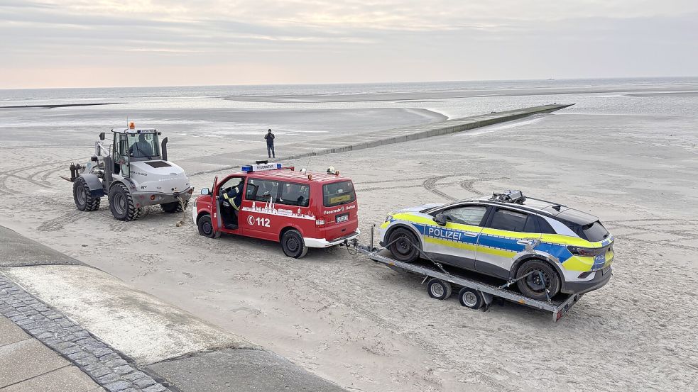 Der Einsatzwagen musste abgeschleppt werden. Foto: Florian Ferber