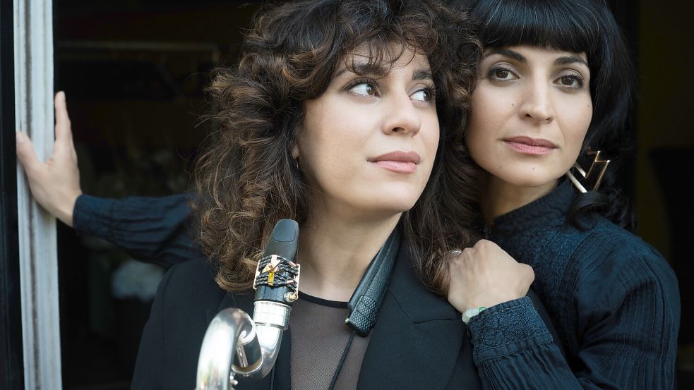 Kombinieren Sufi-Literatur aus dem 12. Jahrhundert und zeitgenössische Musik zu einem poetischen Essay: Musikerin Shabnam Parvaresh (links) und Schauspielerin Neda Rahmanian. Foto: Marc Hohner