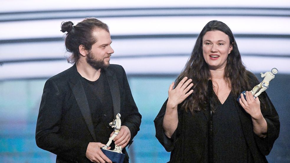 Privat und beruflich ein Paar: Für den Film „In die Sonne schauen“ bekam Mascha Schilinski den Regiepreis und Fabian Gamper den Preis für Bildgestaltung. Foto: Felix Hörhager