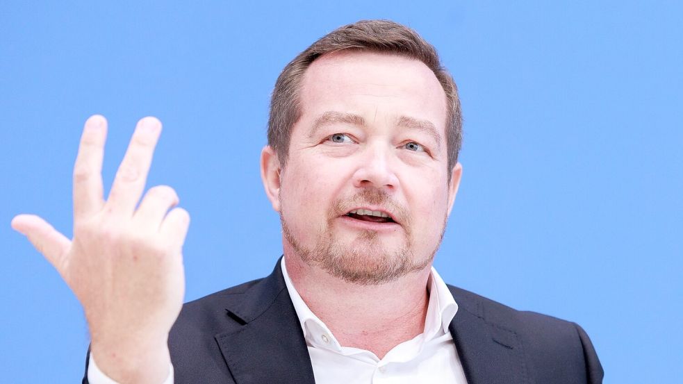 Der Polizeibeauftragte des Bundes, Uli Grötsch (SPD), sah den Taser früher kritisch, hat seine Meinung aber inzwischen geändert. (Archivfoto) Foto: Carsten Koall/dpa