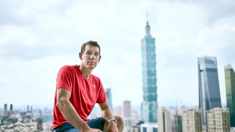 Der waghalsige Aufstieg Alex Honnolds auf den über 500 Meter hohen Taipeh 101 muss um ein Tag verschoben werden. Foto: Corey Rich