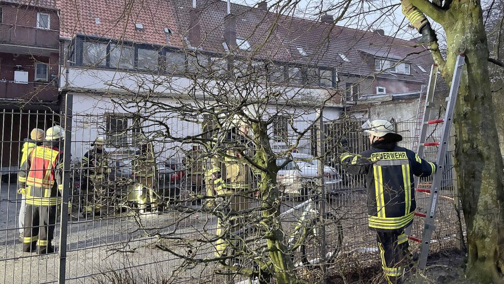 Das Feuer griff auf das Flachdach eines Anbaus über. Foto: Stephanie Schuurman
