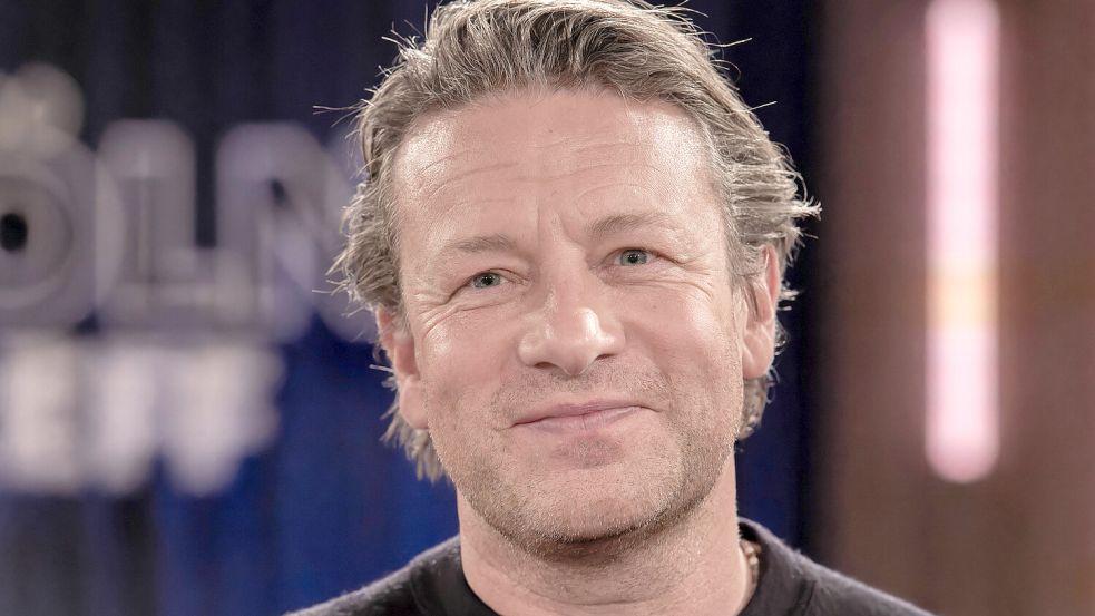 Der weltbekannte Koch Jamie Oliver macht seine Begeisterung für gesunde Ernährung deutlich. Foto: Imago/Klaus W. Schmidt