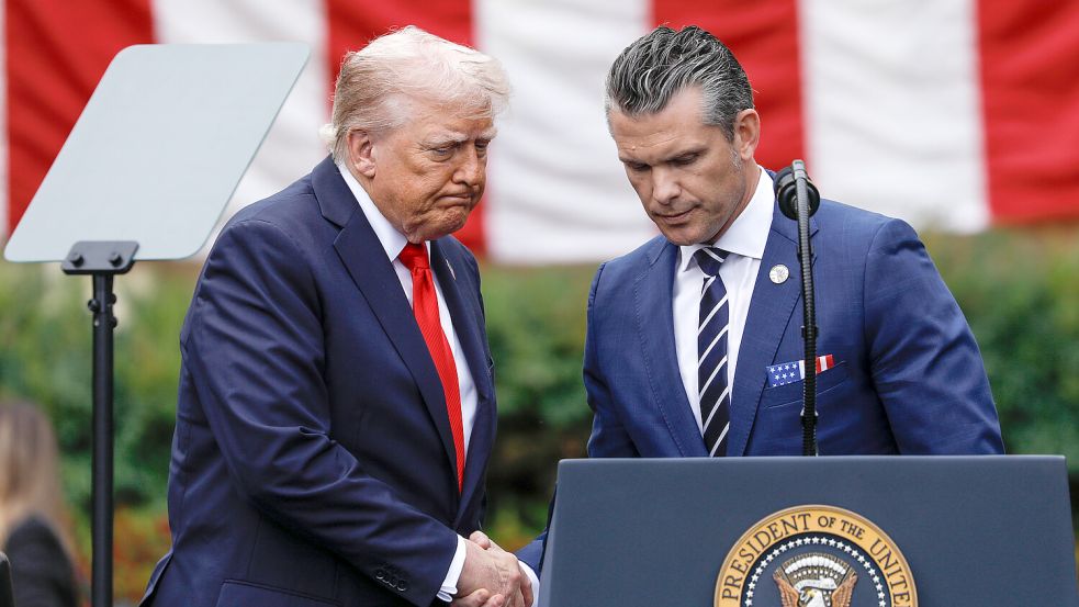 US-Präsident Donald Trump mit seinem Kriegsminister Pete Hegseth. Foto: Picture Alliance/Anadolu/Yasin Ozturk
