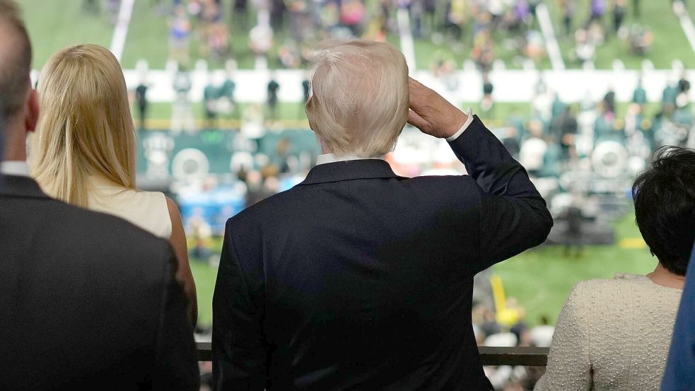 2025 war Trump noch beim Super Bowl dabei. (Archivbild) Foto: Ben Curtis/AP/dpa