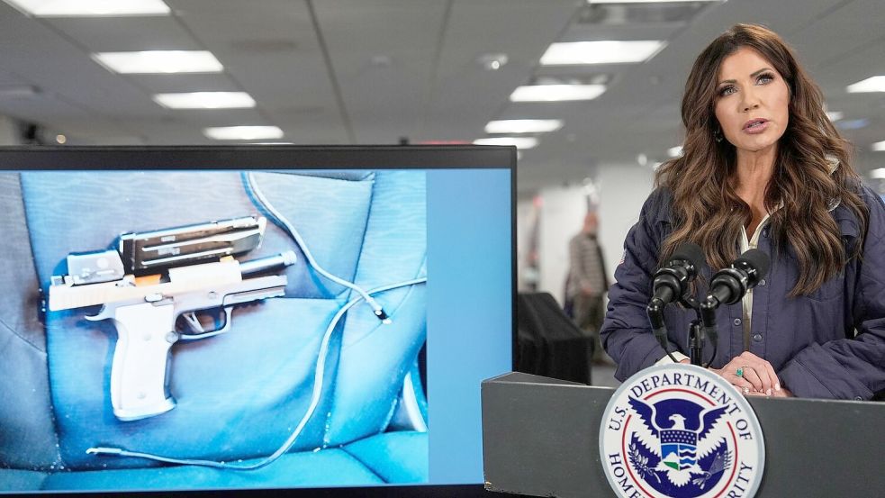 Heimatschutzministerin Noem behauptet, die ICE-Beamten hätten in Notwehr gehandelt. Foto: Julia Demaree Nikhinson/AP/dpa