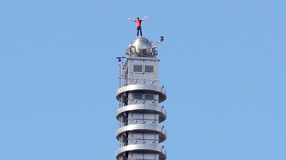 Nach dem Jubel auf der Spitze des Wolkenkratzers hat Alex Honnold ein Selfie mit seinem Smartphone geschossen. Foto: ChiangYing-ying/AP/dpa