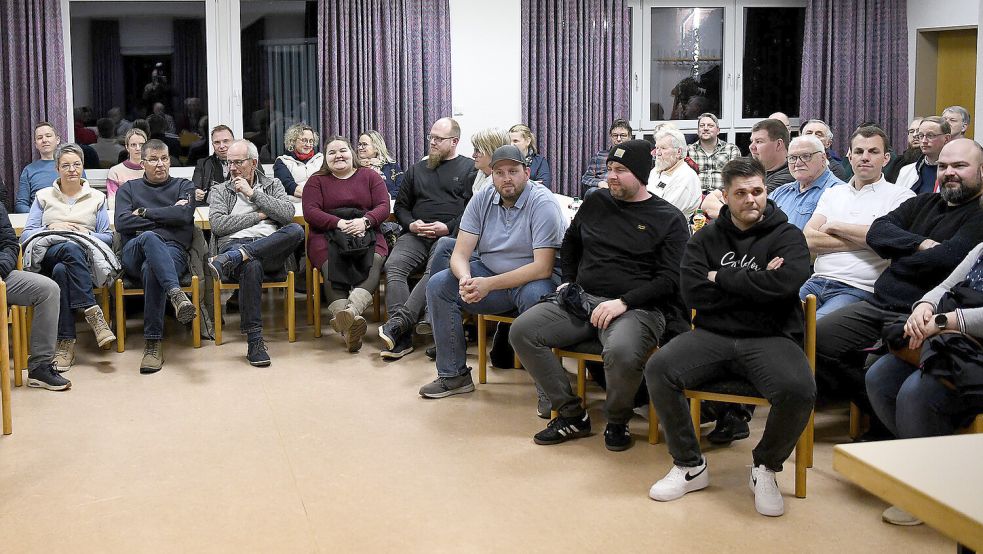 Viele Interessierte waren zur Sitzung des Ortsrates Flachsmeer erschienen. Foto: Melchert Stromann