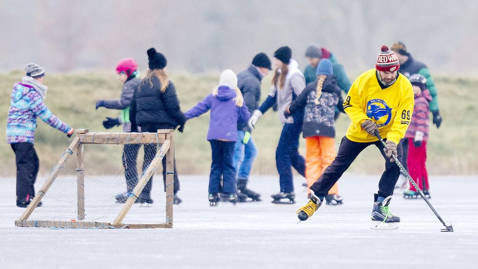 Die Eisfläche in Neermoor war am Wochenende wieder bestens besucht. Foto: Doden/Emden