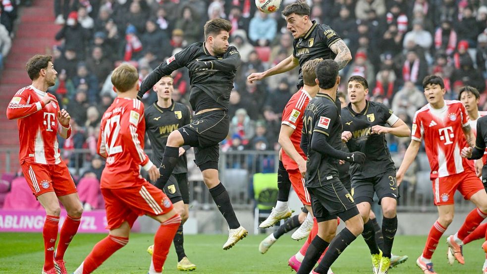 Mit viel Leidenschaft trat der FC Augsburg in München auf. Foto: Peter Kneffel/dpa