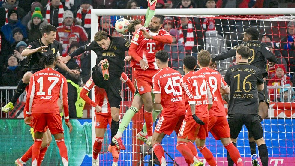 Bayern-Torhüter Jonas Urbig sah beim 1:1 unglücklich aus. Foto: Peter Kneffel/dpa