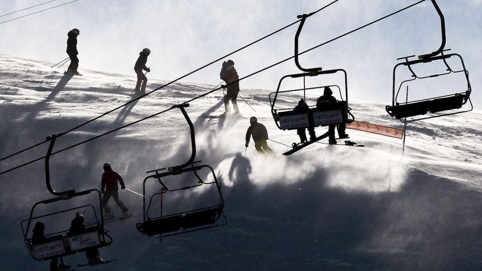 Auf Skipisten in Österreich und der Schweiz sind am Wochenende erneut mehrere Freizeitsportler verunglückt. Foto: Jean-Christophe Bott/KEYSTONE/dp