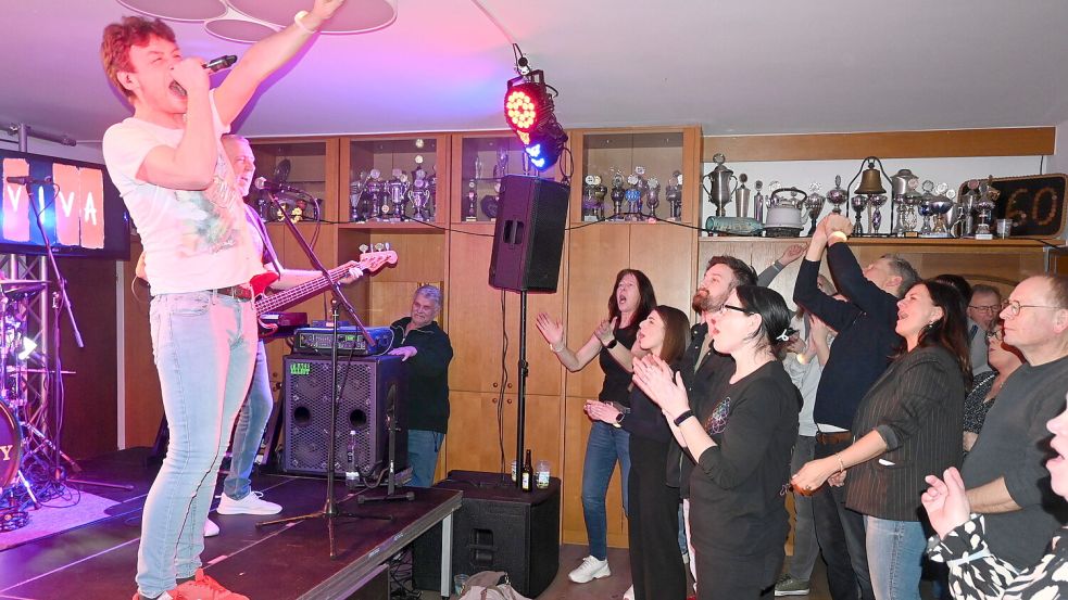 Michael „Nicky“ Limbach, Sänger der Coldplay-Coverband Coltplay aus Bocholt, begeisterte am Sonnabend in Plümers Gaststätte das Publikum. Foto: Holger Weers