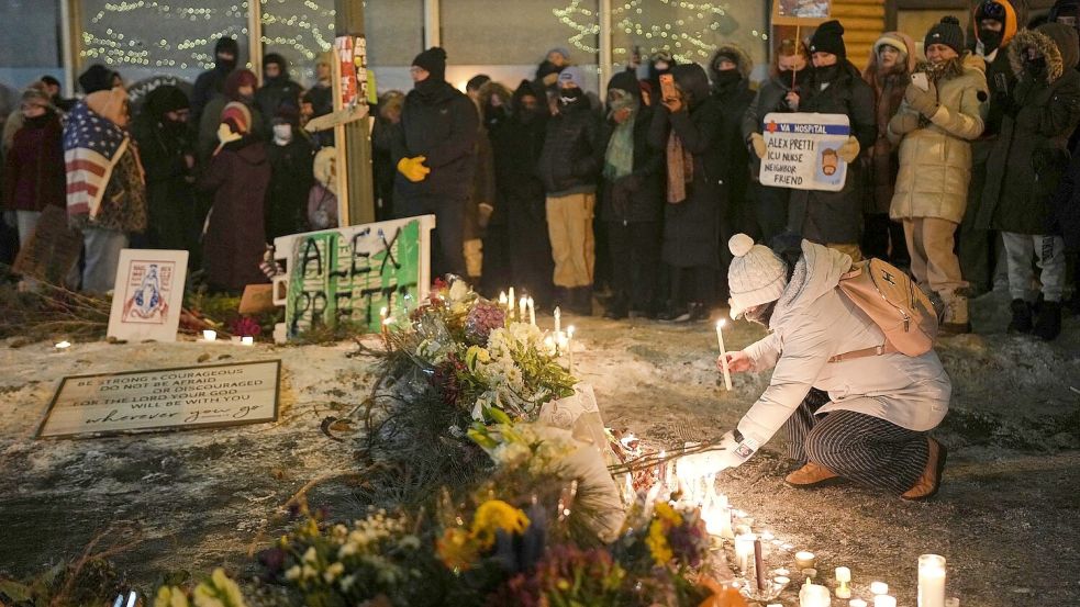 Trauernde Menschen hielten eine Mahnwache vor dem Haus des Erschossenen ab. Foto: Adam Gray/AP/dpa