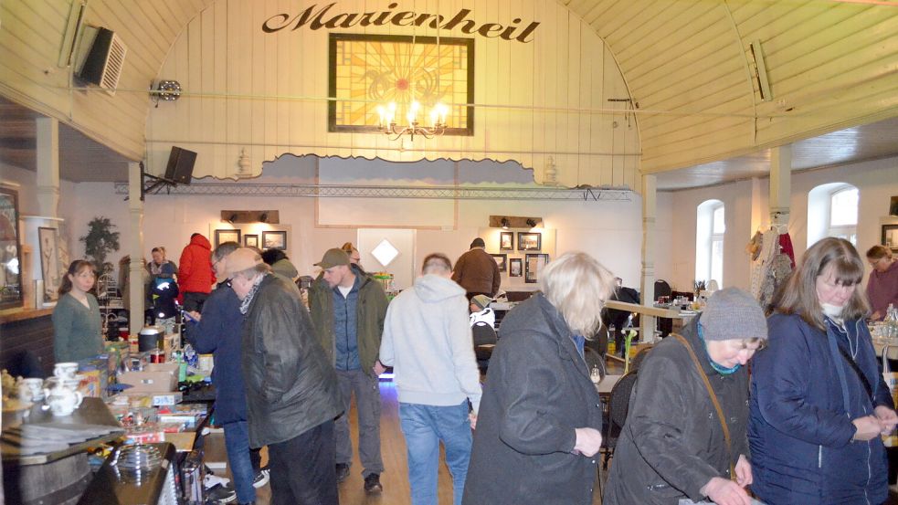 Schlendern, schauen, stöbern: Der erste Trödelmarkt im Musikcafé Marienheil ist gut besucht. Angeboten werden Schnäppchen und Dachbodenschätze, vom Teeservice bis zum Kinderspiel. Die Veranstaltung am Sonntag, 25. Januar 2026, läuft noch bis 18 Uhr. Kaffee und Kuchen gibt es in einer Cafeteria. Foto: Astrid Fertig