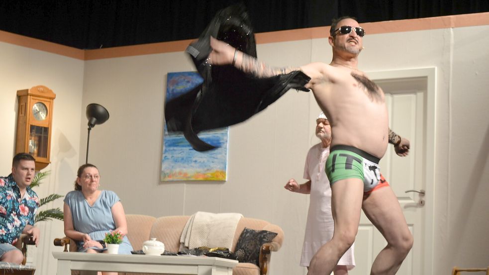 Es wurde auf der Bühne blankgezogen und der Blick des Publikums auf wuchernden Brustpelz gelenkt bei der Aufführung des neuen Stücks der Theatergruppe Feierabend Rhaudermoor. Foto: Holger Weers