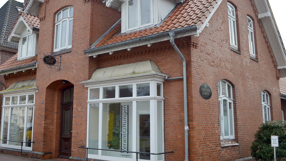 Seit 2009 befindet sich in dem markanten, denkmalgeschütztem Dwarshus am Untenende 4 in Rhauderfehn das Veranstaltungszentrum Fehntjer Forum der Volksbank Westrhauderfehn. Gebaut wurde es 1908. Ab 1956 betrieb dort der Fotograf Bruno Fischer bis zu seinem Tod 1961 sein Fotogeschäft. Foto: Astrid Fertig